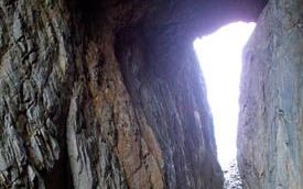 De berg Torghatten, ruwweg 15 kilometer ten zuiden van de stad BrÃ¸nnÃ¸ysund, dankt z’n bekendheid aan een enorm gat in het rotsmassief. <p>Foto RD, Anton Dommerholt