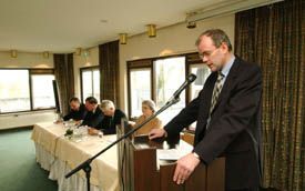 DE BILT - Drs. P. J. Vergunst, algemeen secretaris van de Gereformeerde Bond in de Nederlandse Hervormde Kerk, voert het woord tijdens de persconferentie waarop het uniemodel wordt gepresenteerd. Achter de tafel v.l.n.r. ds. H. van Ginkel (Gereformeerde B