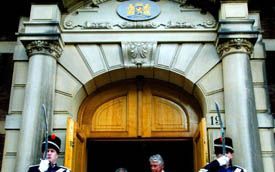 DEN HAAG - Secretaris-generaal van de Verenigde Naties Kofie Annan en premier Kok wandelden gisteren op het Binnenhof in Den Haag. Annan woont morgen het huwelijk bij van prins Willem-Alexander en Máxima. - Foto ANP