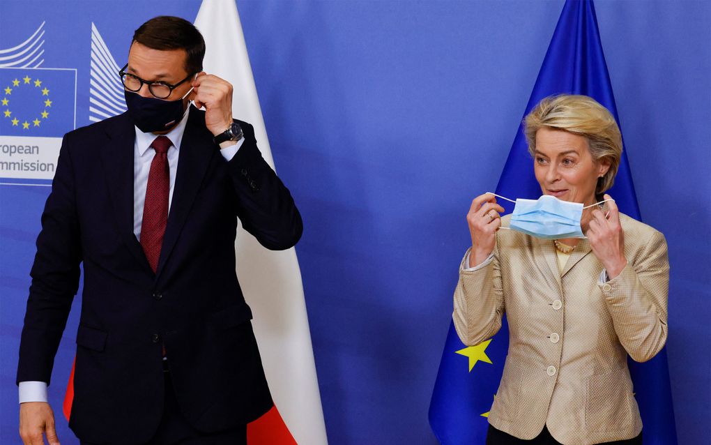 Voorzitter Europese Commissie Ursula von der Leyen met de Poolse premier Mateusz Morawiecki. beeld AFP, PASCAL ROSSIGNOL