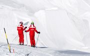 Ski-instructeurs in de Alpen. Archiefbeeld EPA