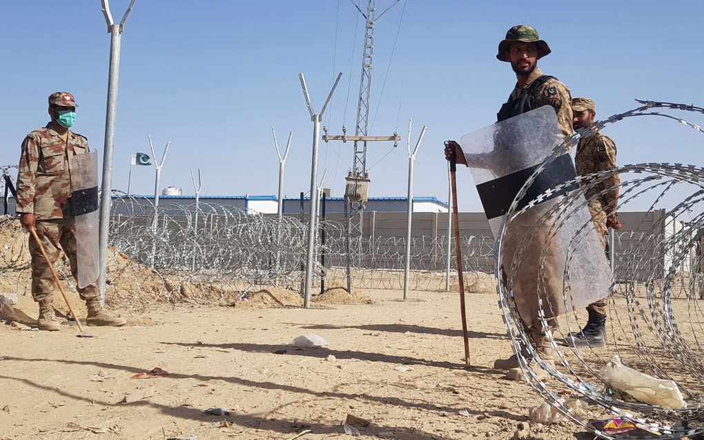 Pakistaanse soldaten houden de wacht bij de Pakistaans-Afghaanse grensovergang in Chaman, nadat de Taliban de controle over de Afghaanse grensstad hadden overgenomen in een snel offensief door het hele land. beeld AFP