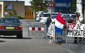 AMSTERDAM - Volkert van der G. vertrok vrijdag in de middelste auto bij het gerechtsgebouw in Amsterdam-Osdorp. Aanhangers van Pim Fortuyn lieten door middel van spandoeken ook van zich horen. - Foto ANP