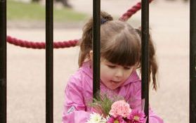 LONDEN – De Britten herdenken vrijdag dat prinses Diana tien jaar geleden bij een auto ongeluk in Parijs om het leven kwam. Een meisje legde bij de poort van Kensington Palace, in het centrum van Londen, een boeketje bloemen neer. Vrijdagmiddag is er onde