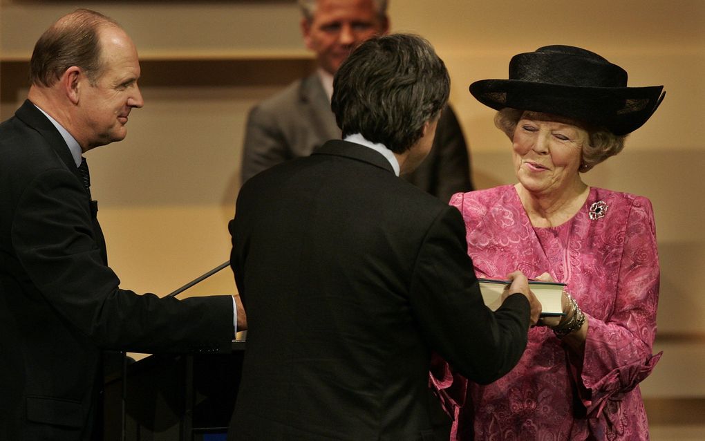 De NBV werd in 2004 in de Rotterdamse Doelen aangeboden aan koningin Beatrix. beeld ANP, Robert Vos