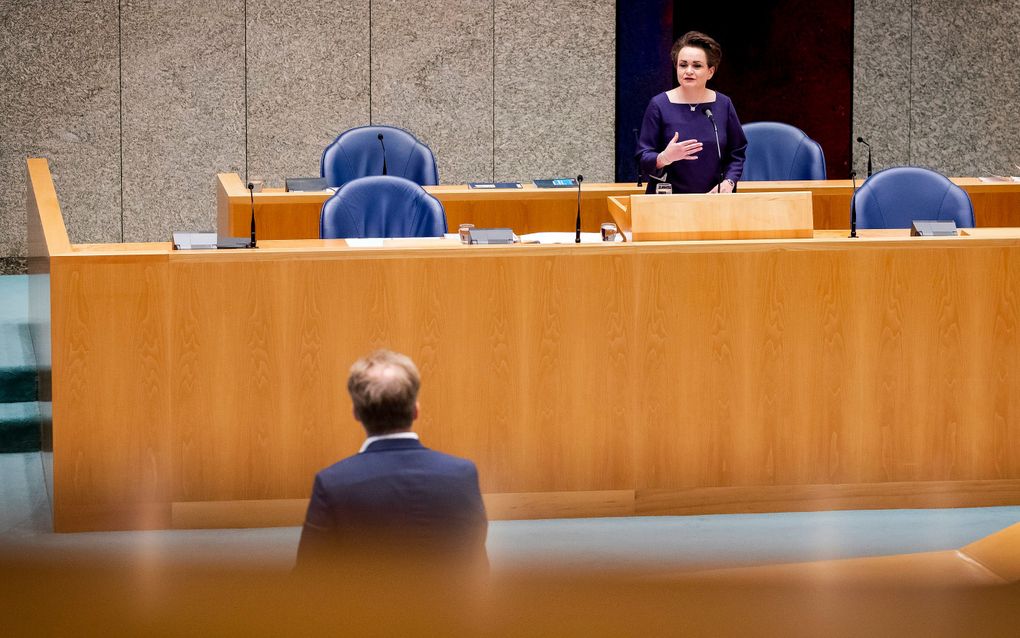 Staatssecretaris Alexandra van Huffelen van Financien (D66) en Pieter Omtzigt (CDA) tijdens het debat over algemene wet inkomensafhankelijke regelingen (Awir) in de Tweede Kamer, om gedupeerden van de kinderopvangtoeslagaffaire tegemoet te komen. beeld AN