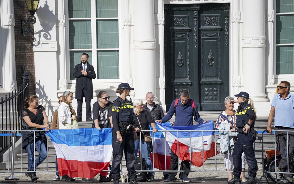 Kamerleden onderweg naar schouwburg voor troonrede - Reformatorisch Dagblad