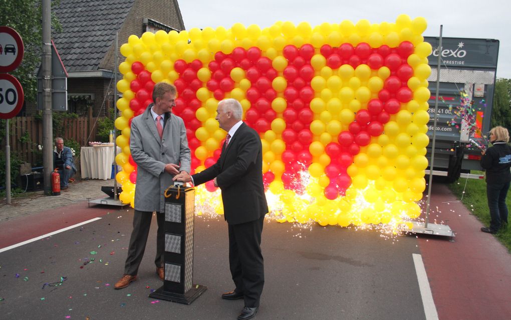 Wethouder Van Buuren (l.) van de gemeente Oud-
Beijerland en de Zuid-Hollandse gedeputeerde Van Dijk openden gisteren de randweg N217.	Foto Conno Bochoven