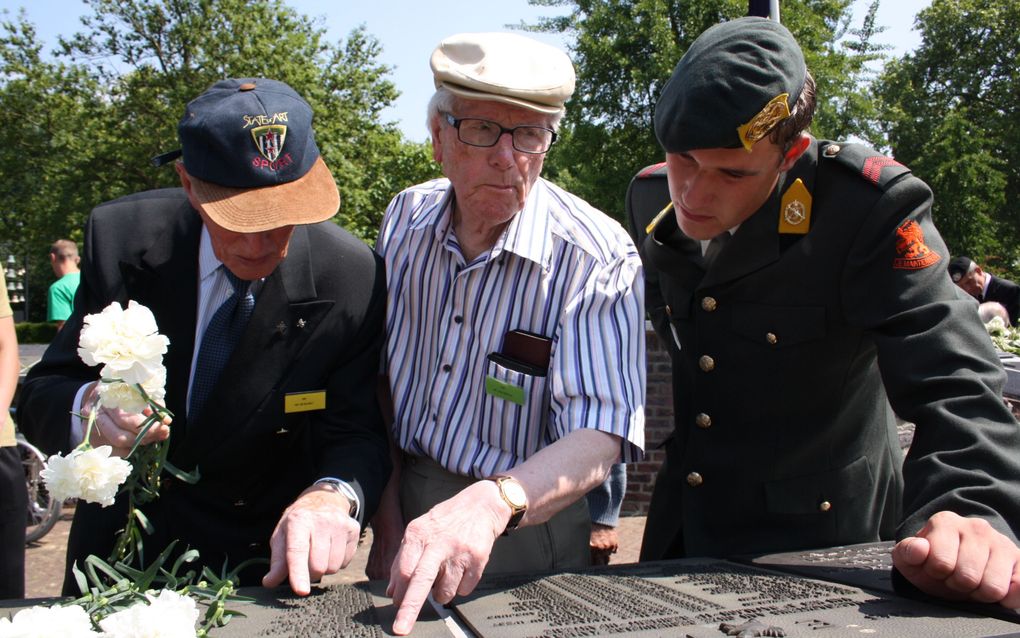 Indiëveteraan Van der Aa (m.) geeft tekst en uitleg bij het Nationaal Indië Monument in Roermond. Samen met andere veteranen maakt Van der Aa deze week een veteranencruise aan boord van de J. Henry Dunant van het Rode Kruis. Foto Riekelt Pasterkamp