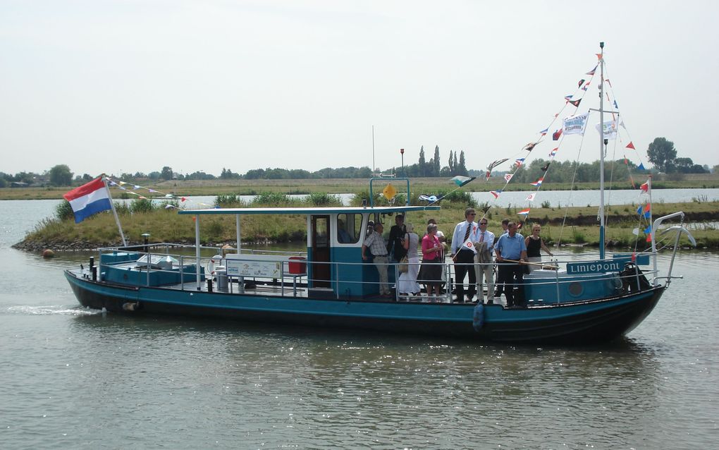 HOUTEN – Het Liniepontje voer donderdag voor de eerste keer tussen de torenforten Everdingen en Honswijk. Foto André Bijl