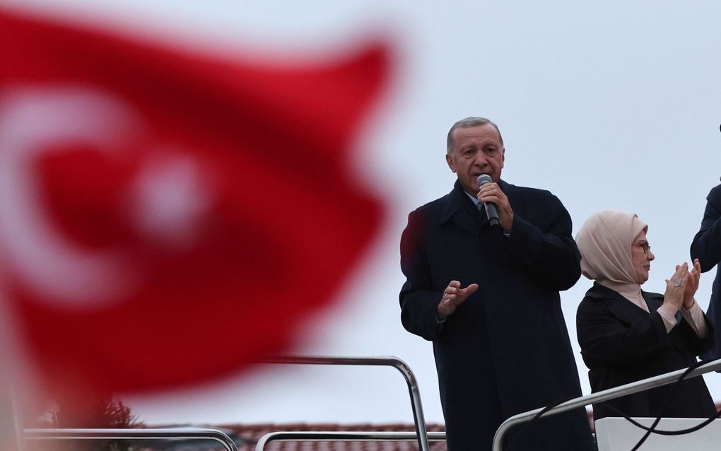 Erdogan richt zich tot zijn aanhangers. beeld EPA, TOLGA BOZOGLU