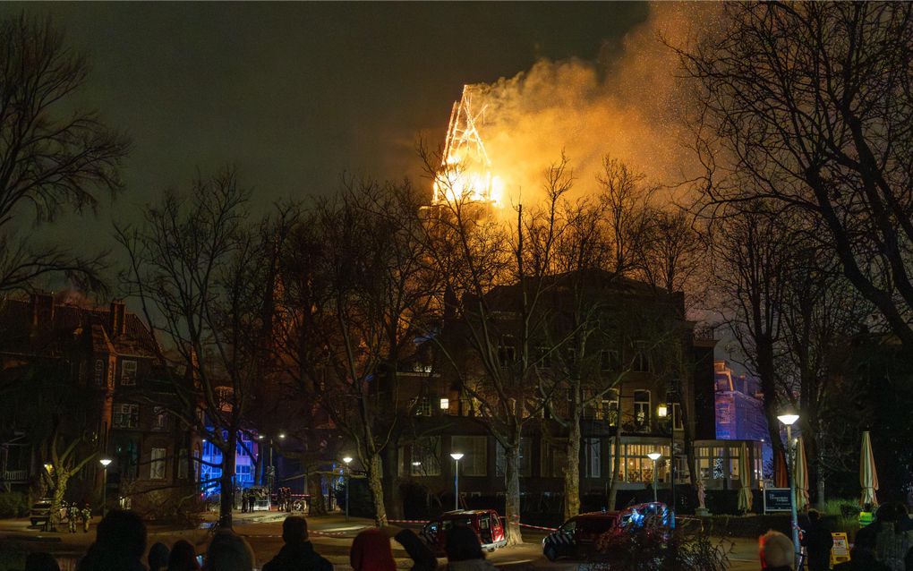 „Enorme vonkenregen” door brand Vondelkerk Amsterdam • Dode door vuurwerkongeluk in Nijmegen