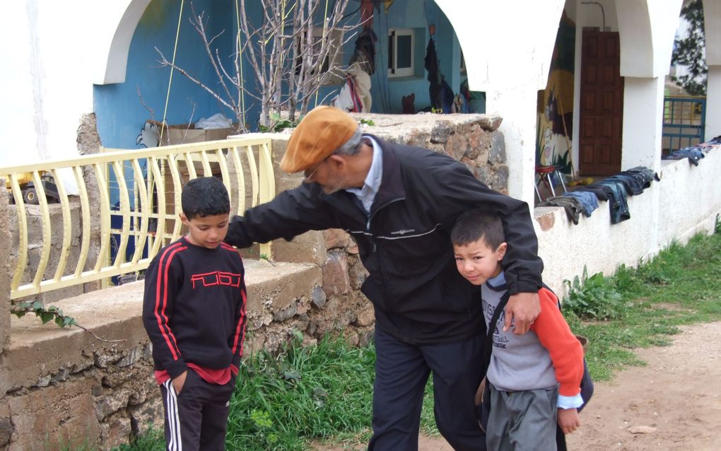 Kinderen van het opvanghuis Village of Hope in het Marokkaanse Atlasgebergte lopen verdwaasd rond nadat ze hebben gehoord dat hun verzorgers, die ze als vader en moeder beschouwden, het land worden uitgezet. Foto Village of Hope