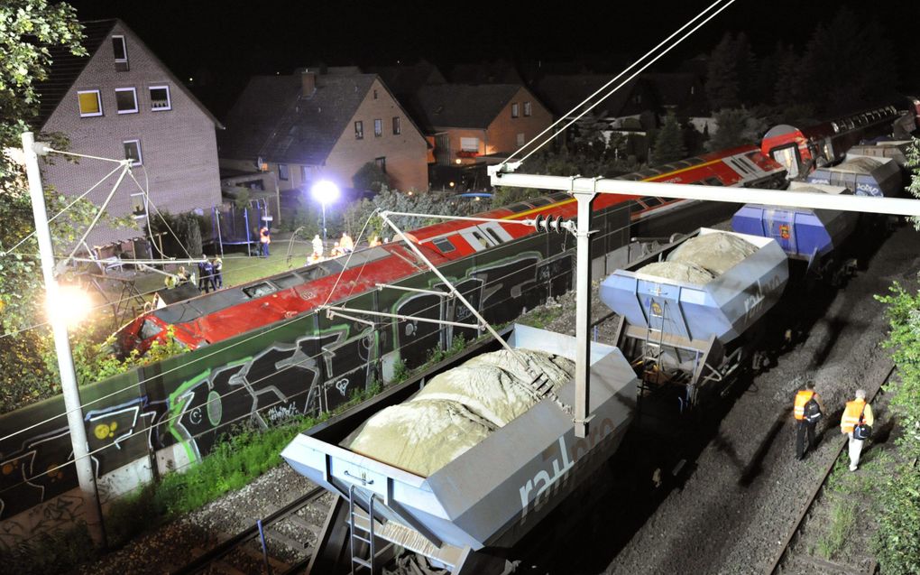 Zeker zestien mensen zijn gewond geraakt door een botsing tussen een goederentrein en een passagierstrein bij het Duitse Peine in de aan Nederland grenzende deelstaat Nedersaksen. Foto EPA