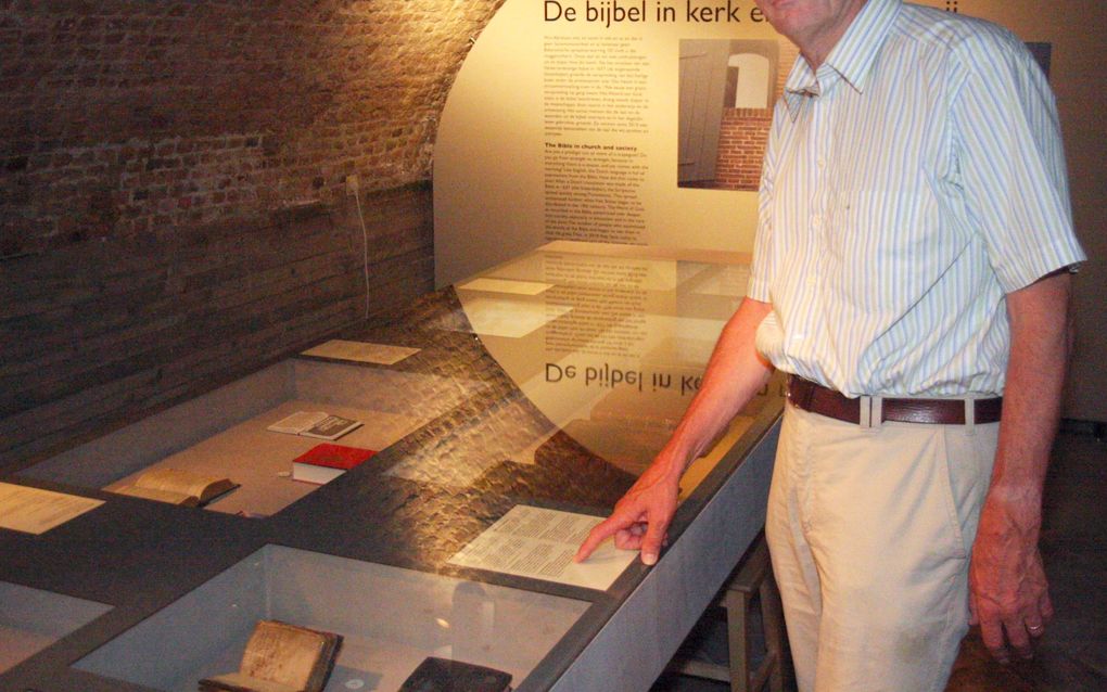 DORDRECHT – Dordtenaar Hans Berrevoets bij het Bijbeltje van Aart Alblas, dat nu in museum het Hof ligt.	 Foto Thymen Stolk