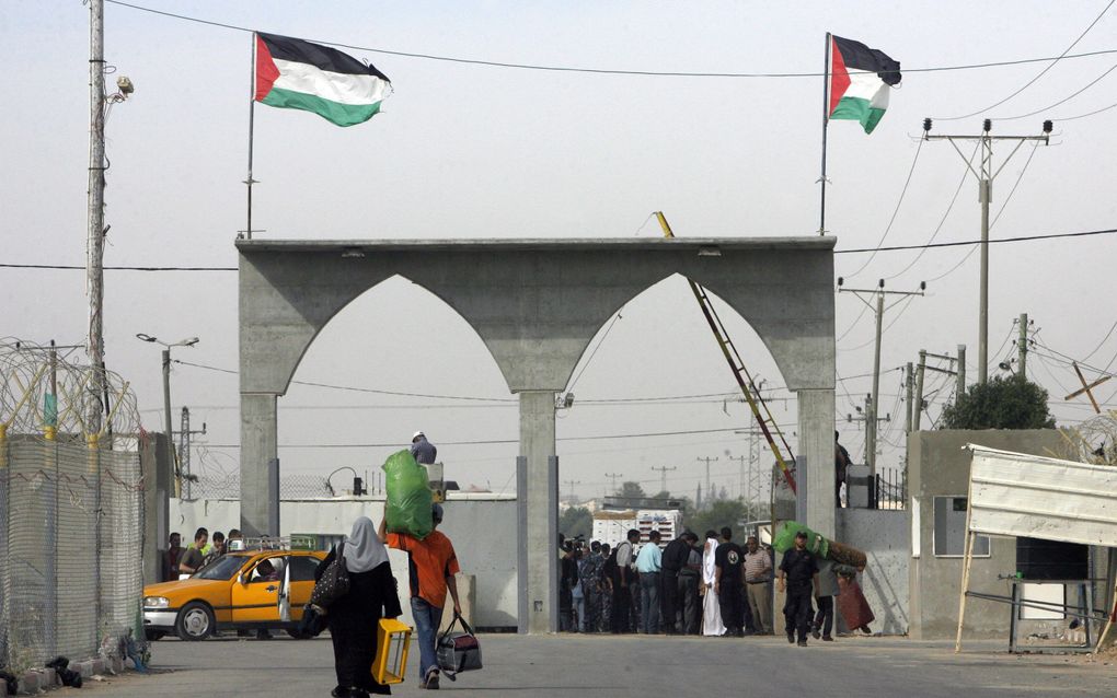 RAFAH - Palestijnen lopen in Rafah richting de dinsdag geopende grensovergang tussen Gaza en Egypte. Foto EPA