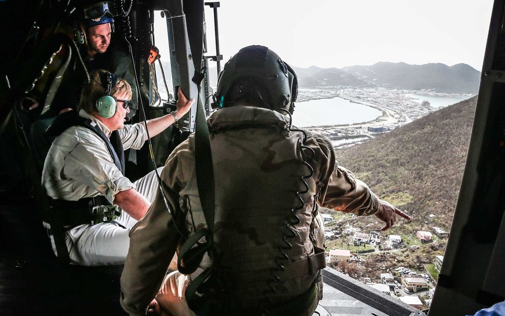 Koning Willem-Alexander neemt vanuit een legerhelikopter de schade op Sint Maarten in ogenschouw. beeld ANP