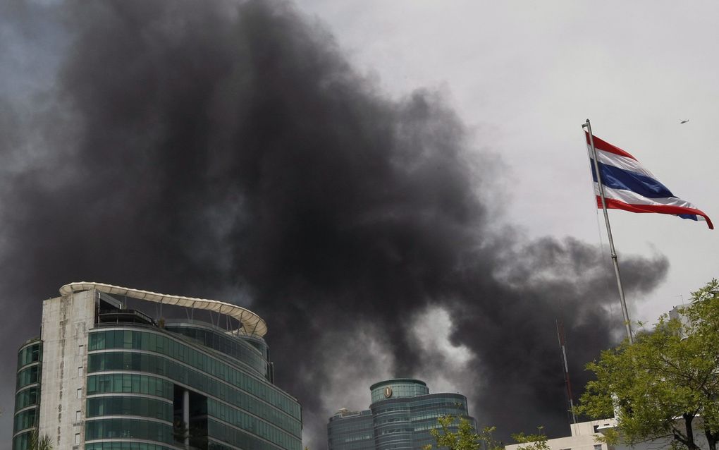 Brandend gebouw in Bangkok. Foto EPA