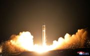 Beeld afkomstig van Noord-Koreaanse staatsmedia van de lancering van de laatste en meest geavanceerde rakettest van Noord-Korea. beeld AFP
