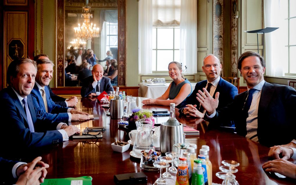 Informateur Gerrit Zalm ontvangt de onderhandelaars Alexander Pechtold (l., D66), Sybrand van Haersma Buma (2e v. l., CDA), Gert-Jan Segers (2e v. r, ChristenUnie) en Mark Rutte (r., VVD) in de Stadhouderskamer. beeld ANP