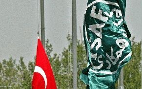 KABUL - Turkse militairen hijsen hun nationale vlag tijdens een ceremonie in de Afghaanse hoofdstad Kabul. Donderdag droeg Groot-BrittanniÃ« de leiding van de vredesmacht ISAF over aan Turkije. - Foto EPA