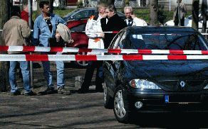 DEN HAAG - De auto waarmee VVD-leider Jozias van Aartsen donderdag werd aangereden staat tussen politielinten op het Lange Voorhout in Den Haag. De vermoedelijke dader, een vrouw, is reeds opgepakt en wordt vrijdag verhoord. Een medewerker van de fractiev