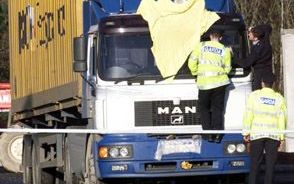 WEXFORD â€“ Ierse politieagenten onderzoeken de vrachtauto waarin acht vermoedelijke vluchtelingen om het leven kwamen en vijf anderen ernstig ziek werden. Het illegalentransport naar Ierland werd zaterdag onderschept. - Foto EPA