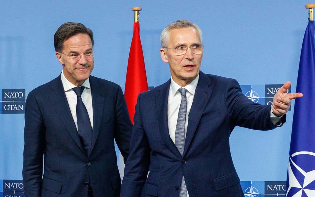 De nieuwe secretaris-generaal van de NAVO Mark Rutte en de scheidende topman Jens Stoltenberg. beeld EPA, Olivier Matthys