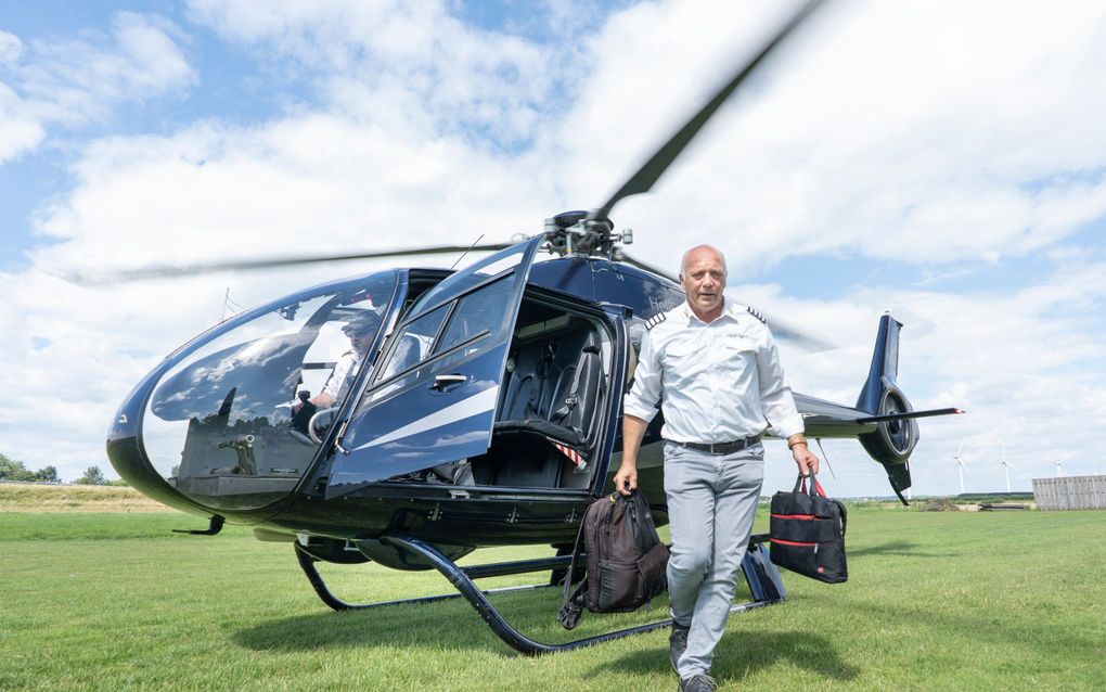 Machinefabrikant Pieter de Kruif, eigenaar van Heliflight, stapt uit de EC 120 Airbus. beeld Niek Stam