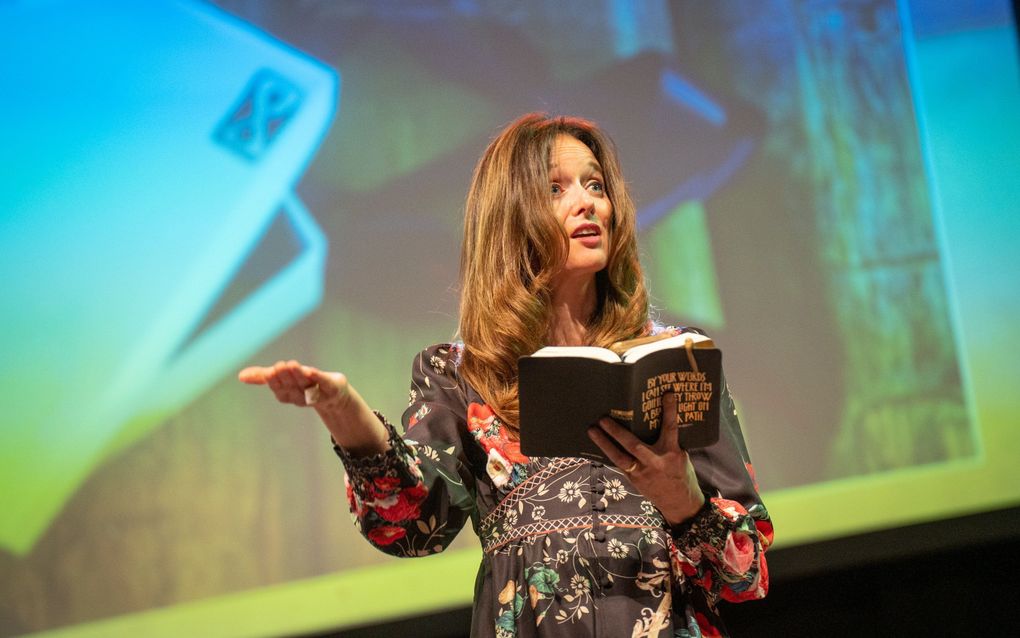 De Canadese schrijfster Ann Voskamp sprak vrijdag en zaterdag in Veenendaal op Wycliffe-vrouwenavonden in Veenendaal voor zo’n 2800 belangstellenden. beeld Niek Stam