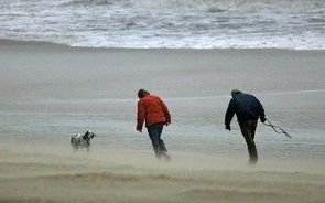 KATWIJK - Twee wandelaars trotseren de sterke wind op het strand van Katwijk. Foto ANP