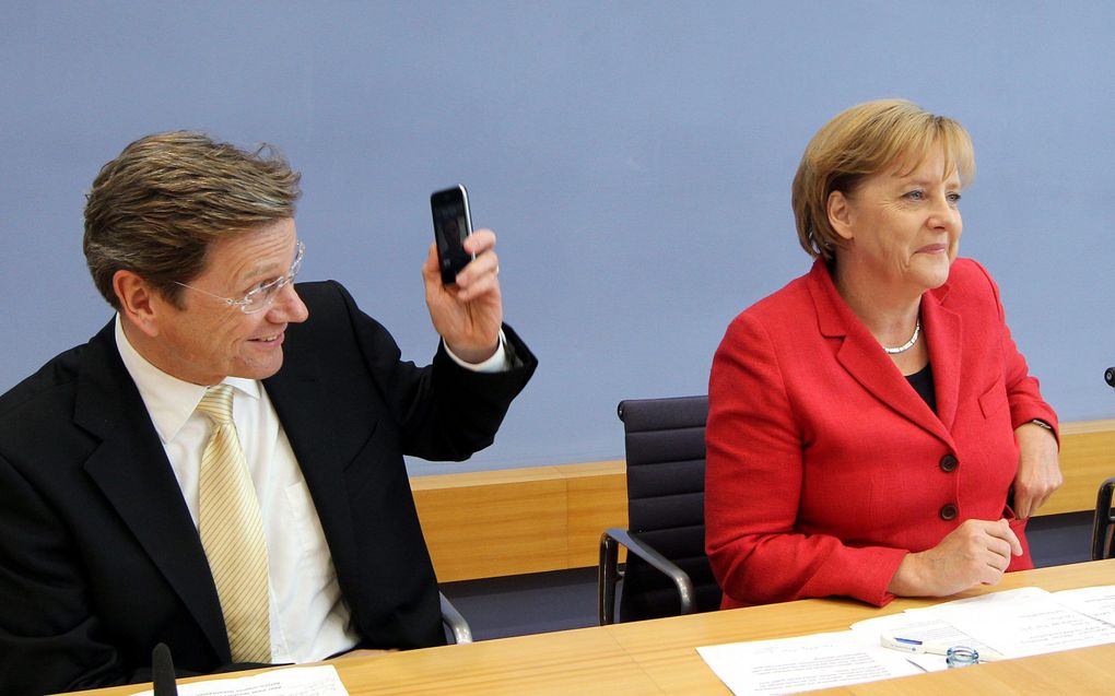 Bondskanselier Merkel (r.) tijdens de persconferentie over de bezuinigingen. Foto EPA