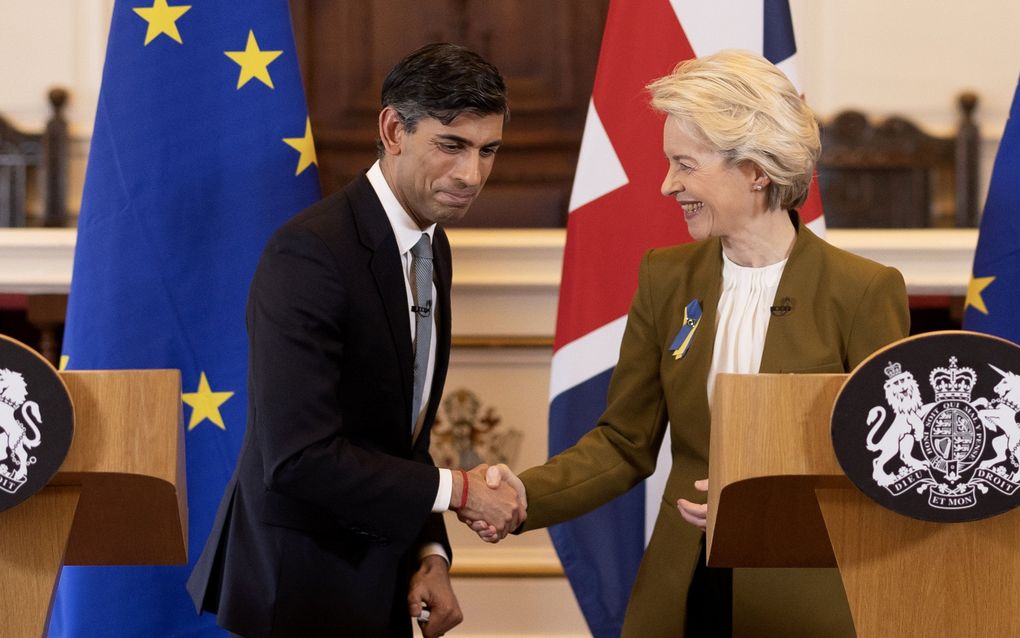 De Britse premier Rishi Sunak presenteert in bijzijn van de voorzitter van de Europese Commissie, op 27 februari het nieuwe Windsor akkoord. beeld Dan Kitwood