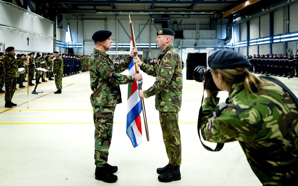 Luitenant-admiraal Rob Bauer (l) is de nieuwe Commandant der Strijdkrachten (CdS). beeld ANP