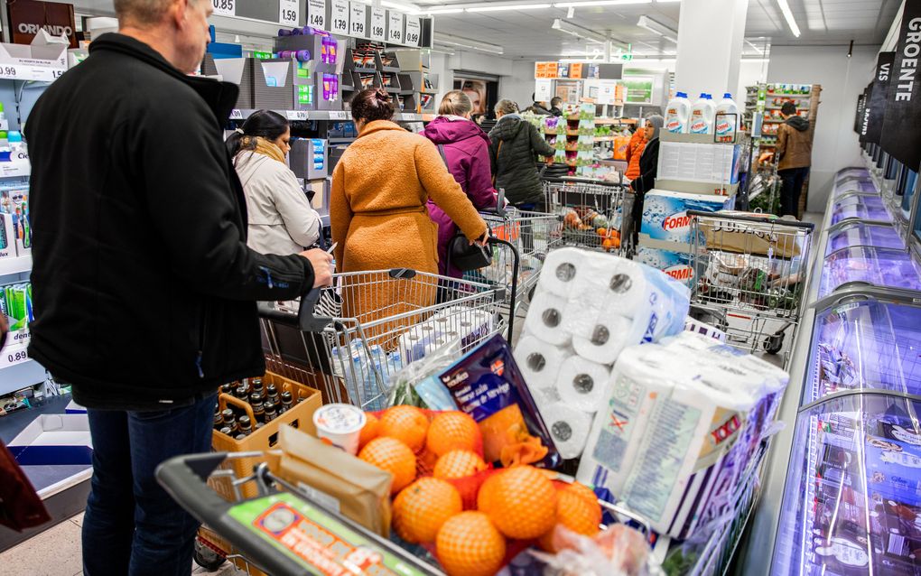 Klanten doen boodschappen bij de Lidl supermarkt in Dordrecht. beeld ANP