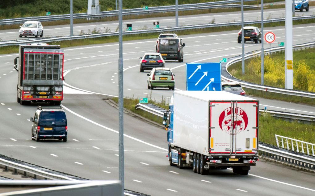 Verkeer op de snelweg A9 bij Badhoevedorp. beeld ANP, Remko de Waal