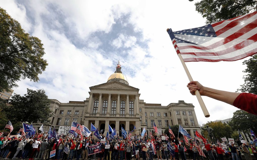 Demonstranten verzamelen zich voor het capitool in de Amerikaanse staat Georgia, die een van de beslissende staten was in de presidentsverkiezingen van 2020. beeld EPA, Aluka Berry