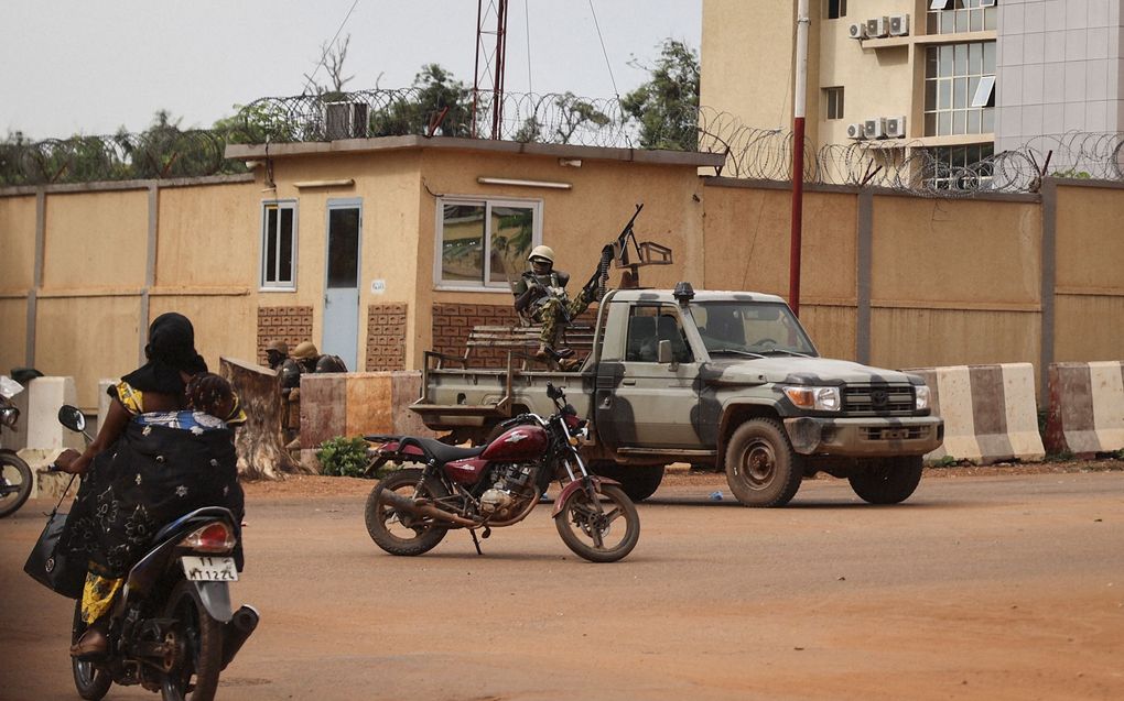 Soldaten van Burkina Faso staan opgesteld in Ouagadougou. Vrijdag vroeg werden schoten gehoord rond het presidentieel paleis van Burkina Faso en het hoofdkwartier van de militaire junta, die in januari vorig jaar via een staatsgreep de macht greep, zeiden getuigen tegen AFP. beeld AFP, Olympia de Maismont 