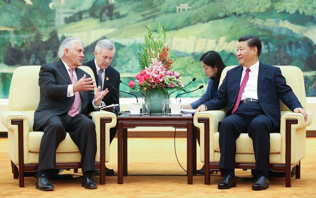 De Amerikaanse minister van Buitenlandse Zaken Rex Tillerson (L) en de Chinese president Xi Jinping. beeld AFP