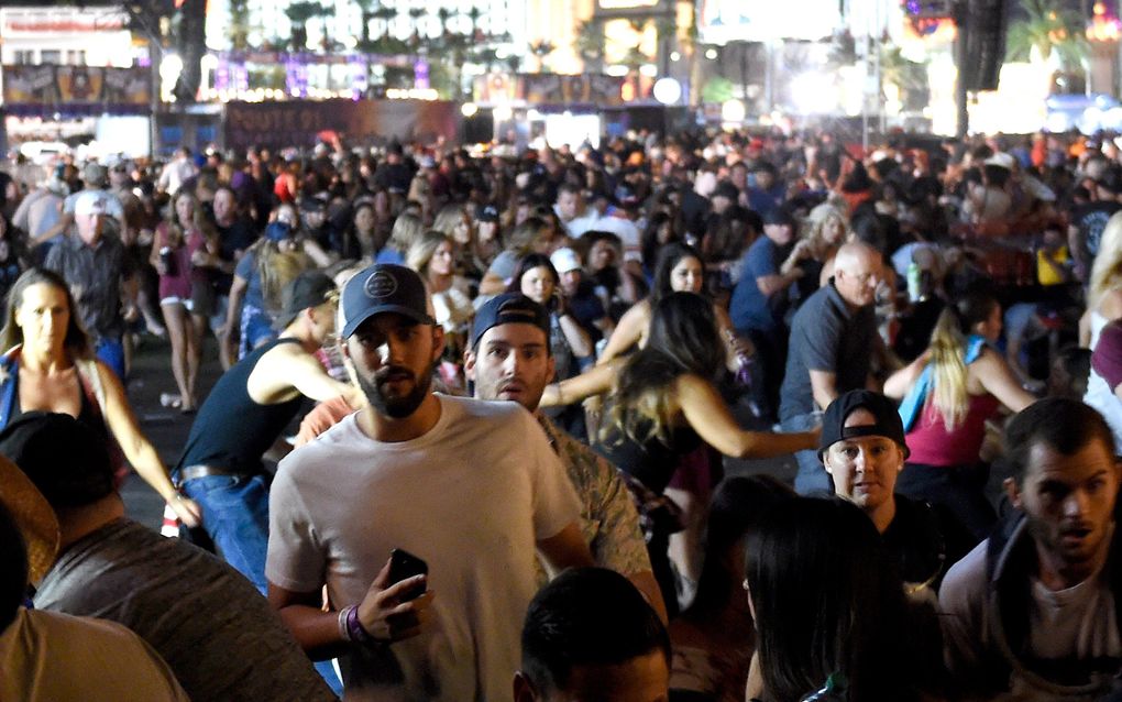 Paniek in Las Vegas nadat een schutter het vuur heeft geopend op het publiek tijdens een festival. beeld AFP