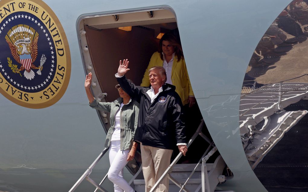 De Amerikaanse president Trump en zijn vrouw Melania arriveren op Puerto Rico. beeld EPA