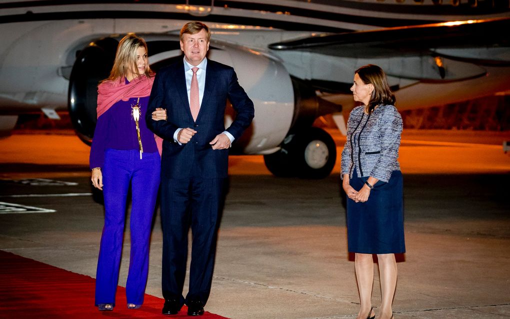 Koning Willem-Alexander en koningin Maxima arriveren op vliegveld Figo Maduro. Het koningspaar brengt een driedaags staatsbezoek aan het land. beeld ANP