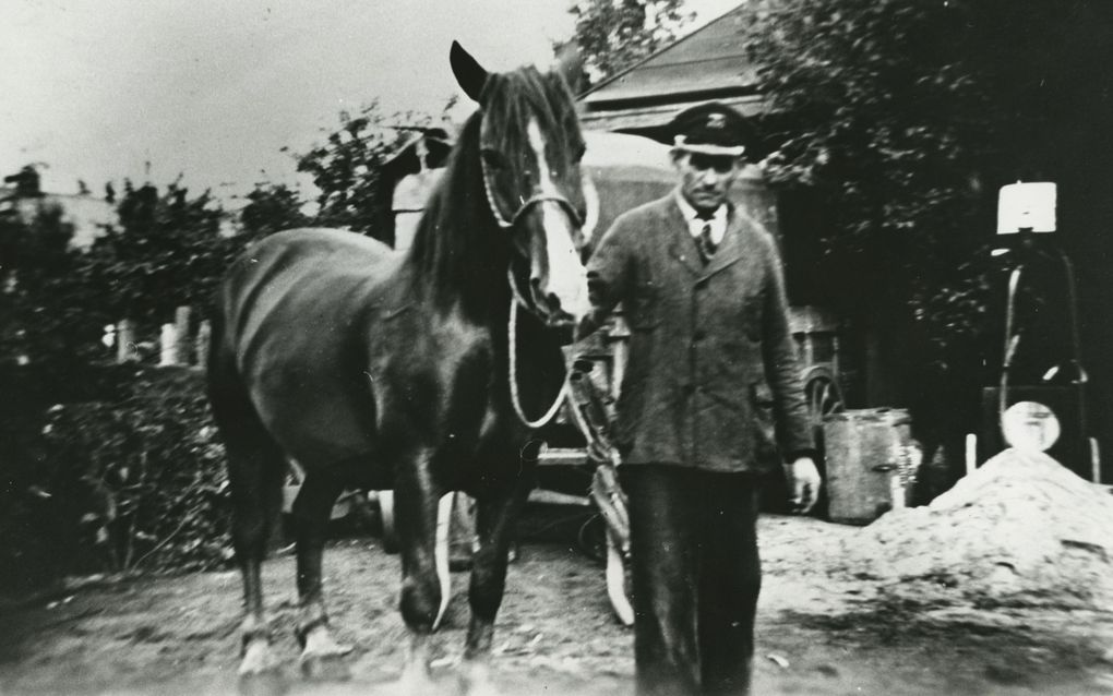 Marinus van Esch bezorgt, met paard-en-wagen, pakjes voor Van Gend & Loos. Foto's collectie NMKV