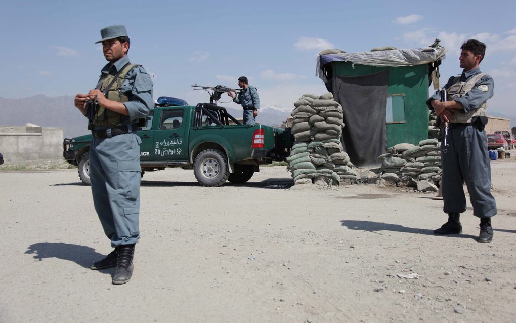 Er zijn aanwijzingen dat sommige taliban training hebben ondergaan in Iran. Op de  foto Afghaanse politiemensen op wacht na een aanval van de taliban. Foto EPA