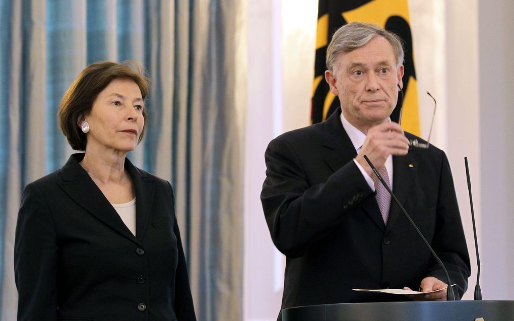 BERLIJN – De Duitse bondspresident Horst Köhler (r.) maakte maandag geflankeerd door zijn vrouw Eva Luise, tijdens een persconferentie in paleis Bellevue onverwacht zijn aftreden bekend. Foto EPA