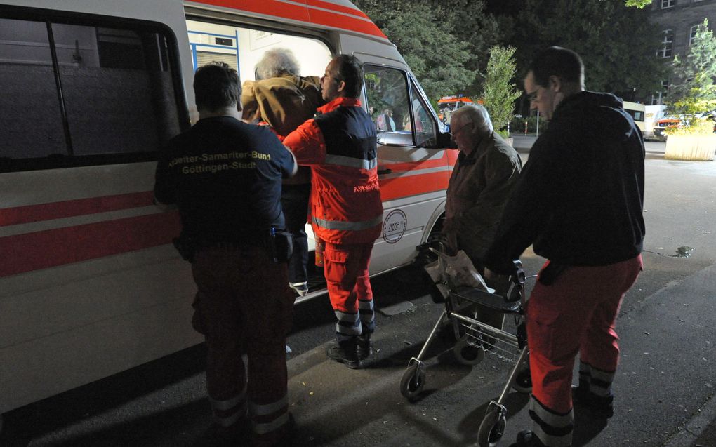 Evacuees worden teruggebracht naar huis, na de bomexplosie. Foto EPA