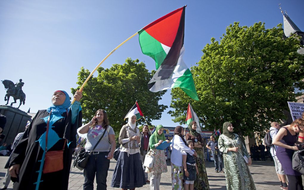 DEN HAAG - Demonstranten voeren vrijdag actie voor de Israselische ambassade in Den Haag tegen de aanval van Israel op het hulpkonvooi voor Gaza. Foto ANP