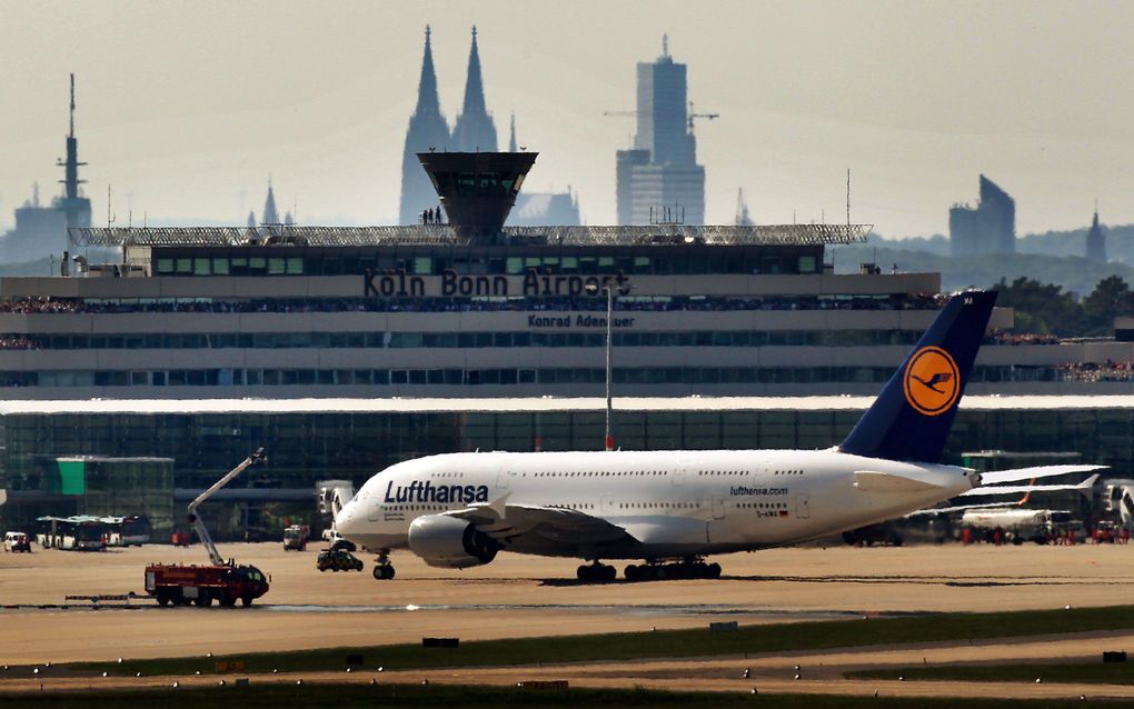 Een Airbus A380 van Lufthansa op Flughafen Köln-Bonn. Foto EPA