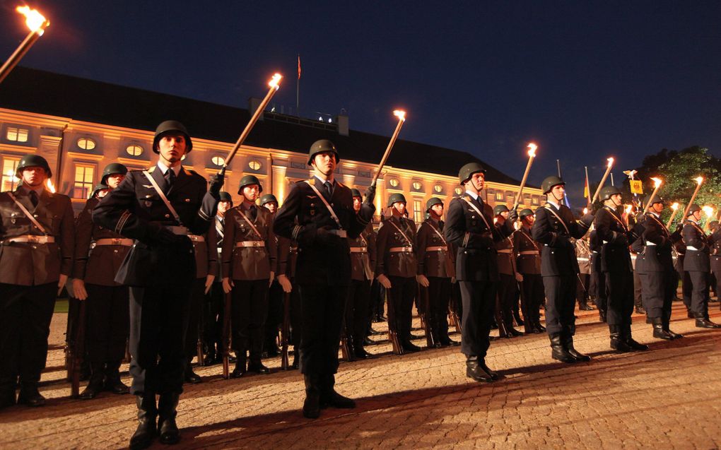 BERLIJN - Ongeveer twee weken na zijn plotselinge aftreden heeft de Duitse president Horst Köhler dinsdagavond afscheid genomen. Hij werd geëerd tijdens een militaire taptoe in de tuin van zijn residentie Slot Bellevue in Berlijn. Foto EPA