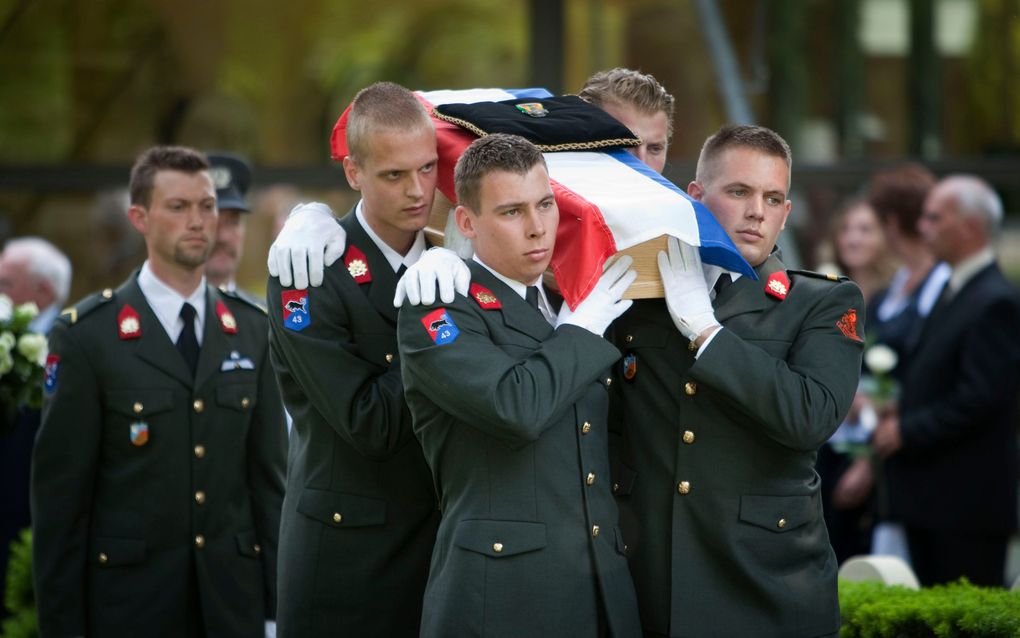 Op militair ereveld Grebbeberg in Rhenen is gisteren de in mei 1940 gesneuvelde soldaat Kraan met militair ceremonieel herbegraven. Foto ministerie van Defensie/Rob Gieling